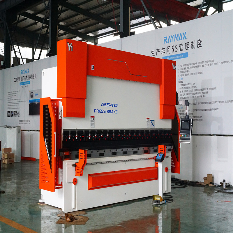 Кина 220т Цнц машина за савијање 6+1 осовина хидраулична прес кочница Цена