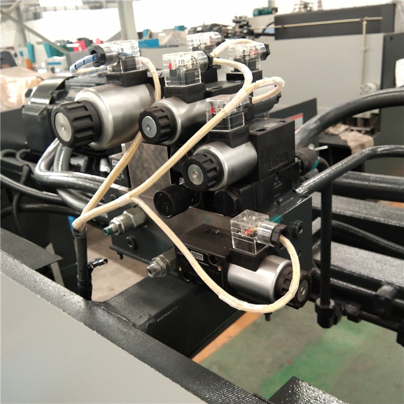 Кц12к-4к2500 Цнц хидраулична машина за сечење по мери